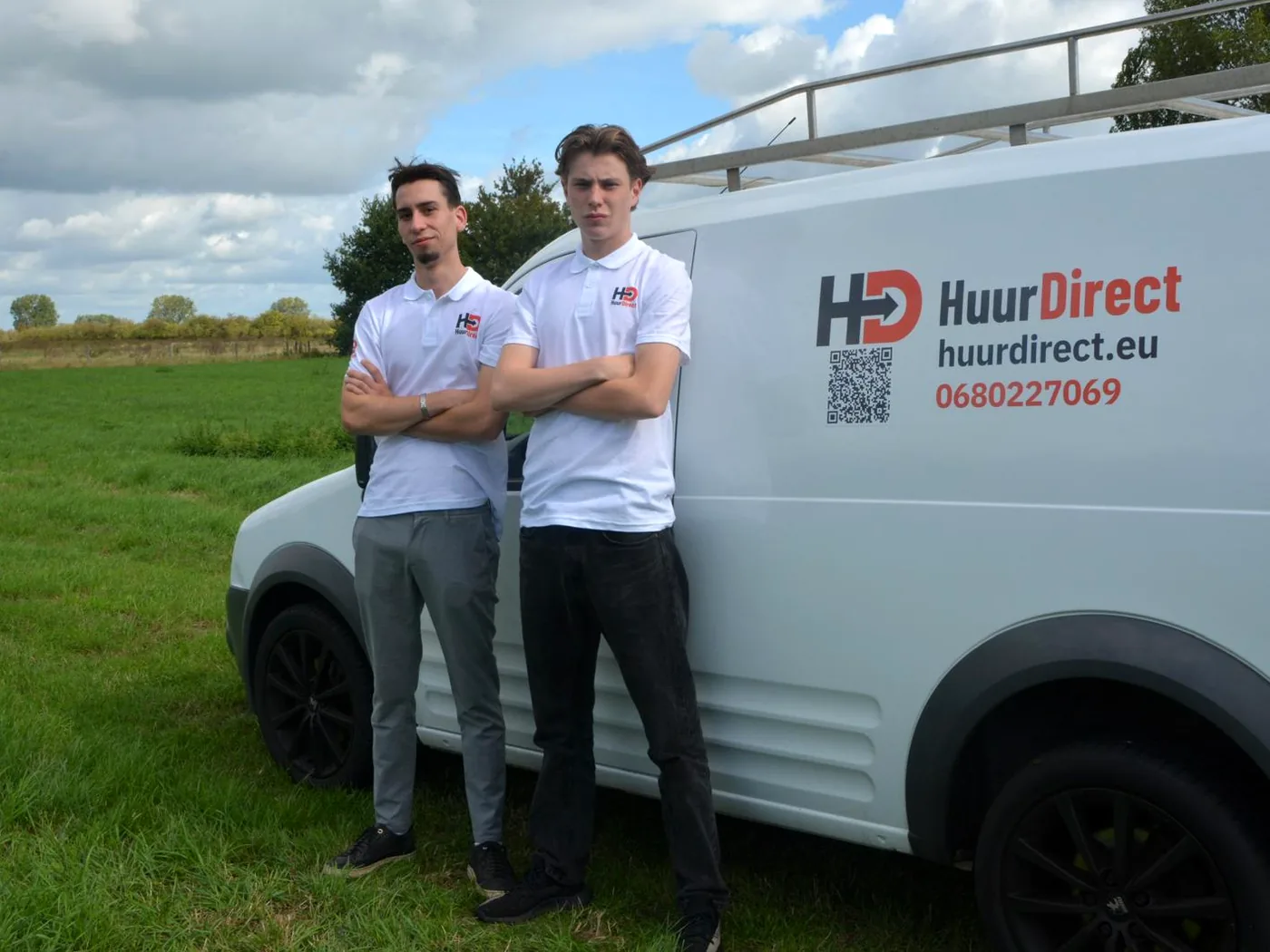 Tim en Stijn bij de bus van HuurDirect